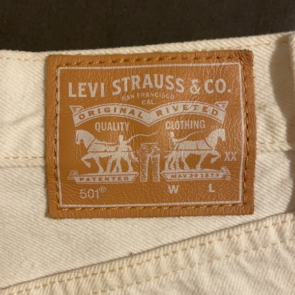 White embroidered Levi’s shorts. Size 26. - Picture 4 of 4
